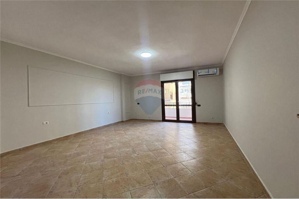 Apartament me qera te Lulishtja Komuna e Parisit