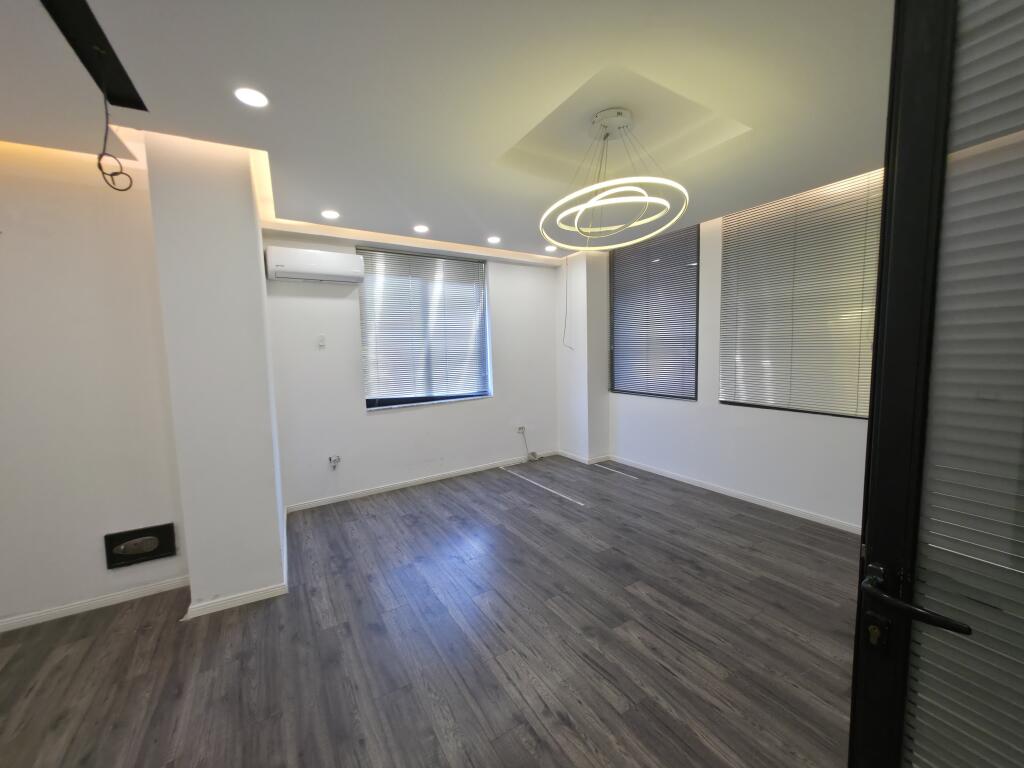 Zyrë me Qira – 370 m² te Usluga