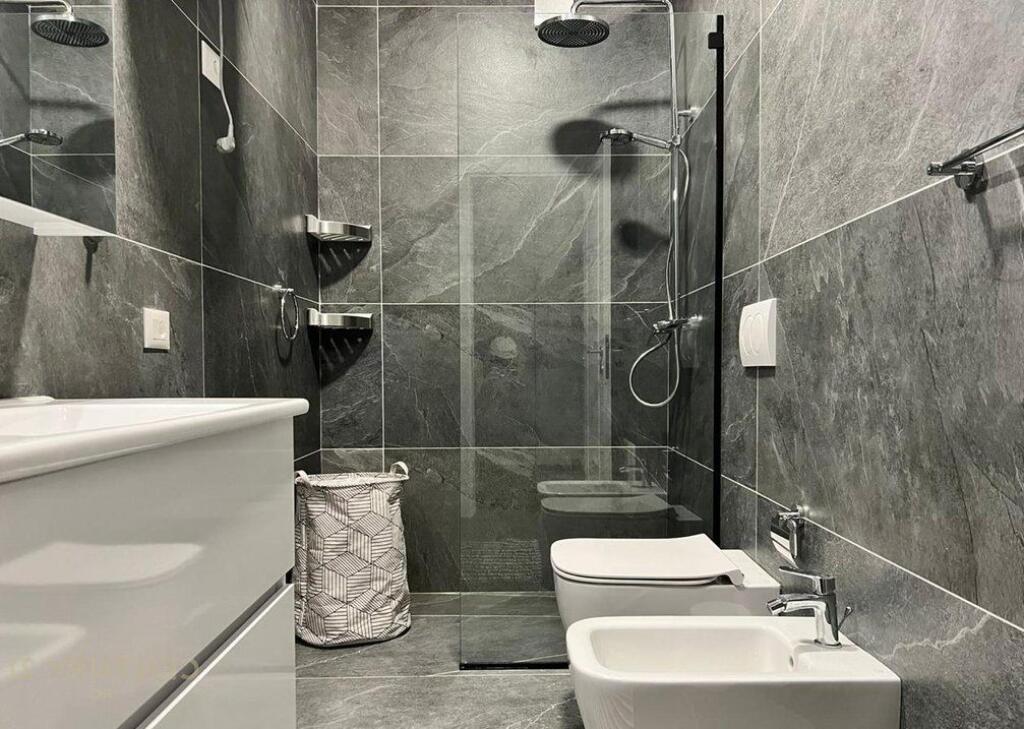 Apartament me qera 1+1+post parkimi tek Bulevardi i Ri