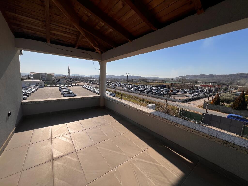 VENDESI FUNZIONALE E TERRENO IN VENDITA, RINAS.