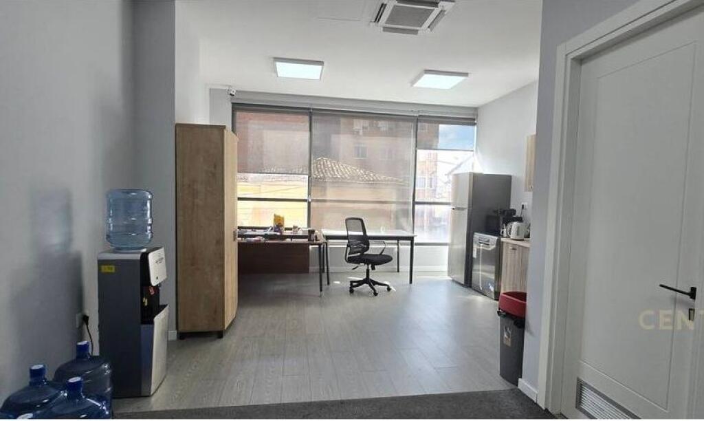 AMBIENT BIZNESI NE RR. HOXHA TAHSIM