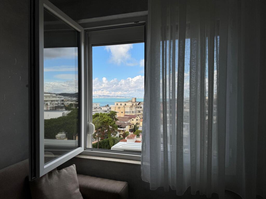 Shitet Apartament 2+1 në Golem,