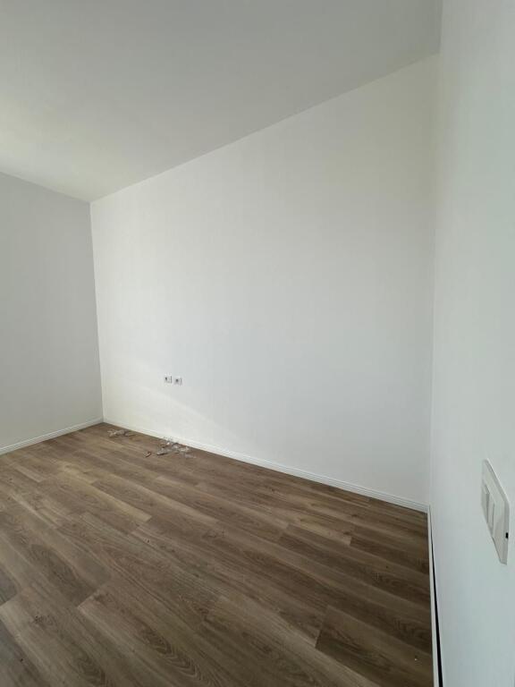 Shitet 2+1+2+ Lavanderi tek Liqeni i Thate