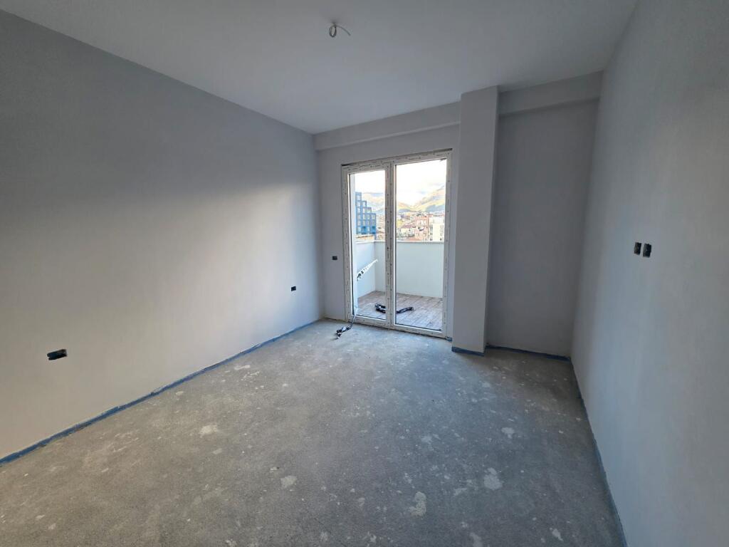 Ali Dem Tregu Ri Elektrik Shitet Apartament 2+1+2 + Verandë