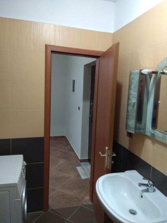 🏠 Apartament 1+1 me qira 📍 Durrës, Plazh — pranë Rrotës së Kuqe