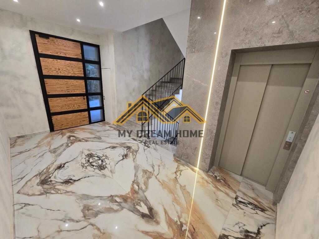 Shitet apartament 2+1+2 te Rezidenca White Hill, Currila.