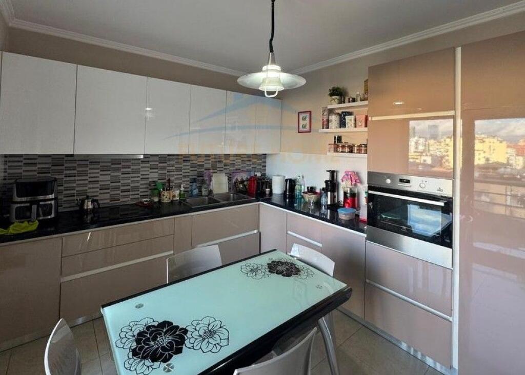 Shitet , Apartament 3+1+2 , Rruga e Kosovareve