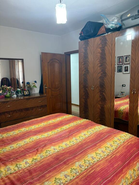 Shitet apartament 2+1 me kuzhinë më vete dhe depo