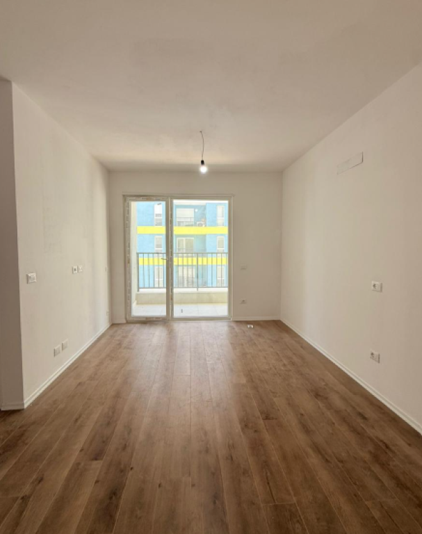 ▫️ SHITET APARTAMENT 1+1 – UNIVERS CITY  ▫️ Apartament i pozicionuar në Univers City, kompleks modern dhe shumë i kërkuar për banim dhe investim.  ▫️ Kati: 3 ▫️ Sipërfaqe: 59.77 m²  ▫️ Detaje shtesë: ▫️ Investim ekstra i kryer nga pronari ▫️ Planimetri funksionale ▫️ Ndriçim natyral dhe ambiente komode  ▫️ Çmimi: 7,600,000 Lekë ▫️ Çmimi me post parkimi: 8,500,000 Lekë  ▫️ Ideale për banim ose investim me kthim të sigurt.  ▫️ Për më shumë informacion ose për një vizitë në pronë: 📲 WhatsApp & Celular