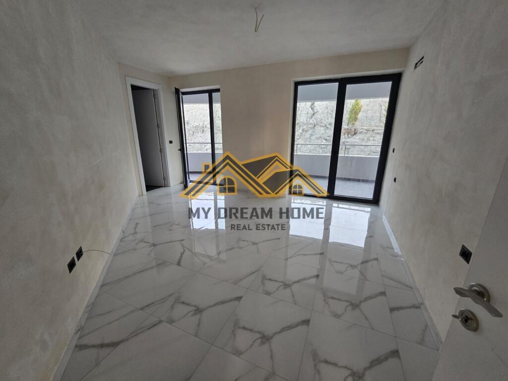 Shitet apartament 2+1+2 te Rezidenca White Hill, Currila.