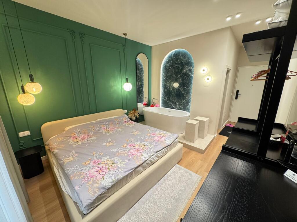 🏡 Jepet me qera garsoniere – e përshtatshme edhe për Airbnb (BNB) 📍 Zona: Mangalem💰 Çmimi: 400 € / muaj