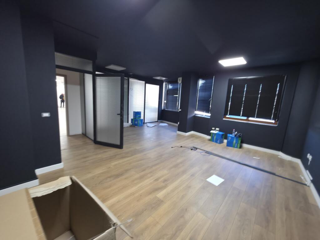 Zyrë me Qira – 370 m² te Usluga