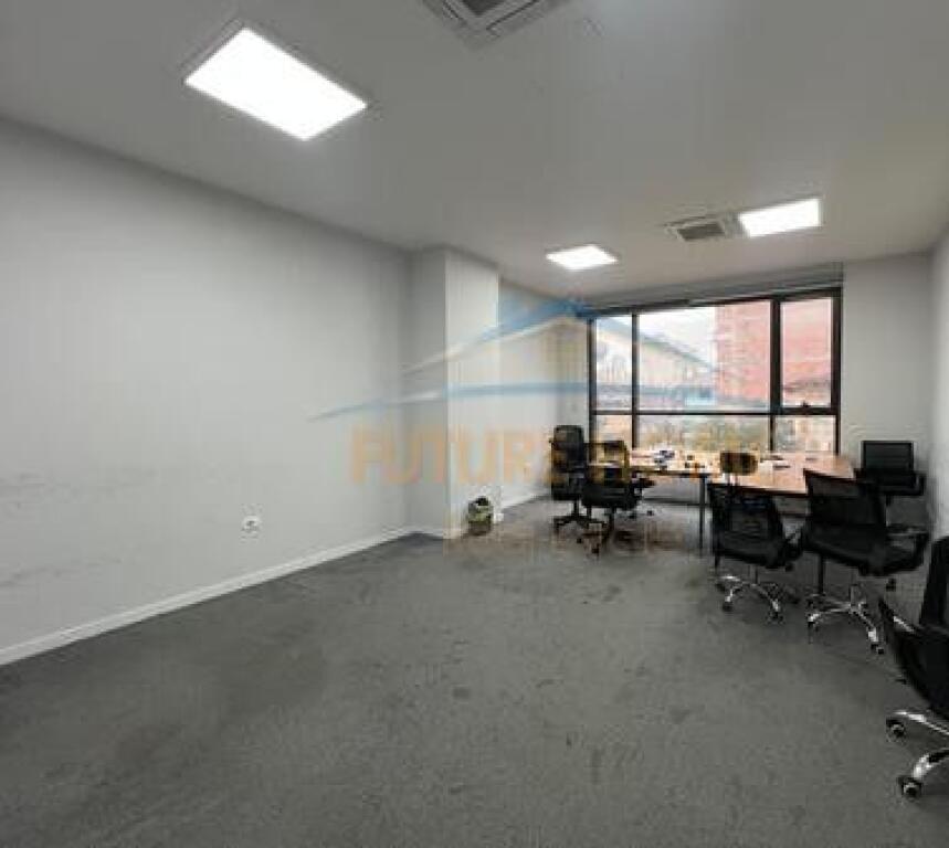 Qira, Ambient+2 Poste Parkimi, Rruga Hoxha Tahsim