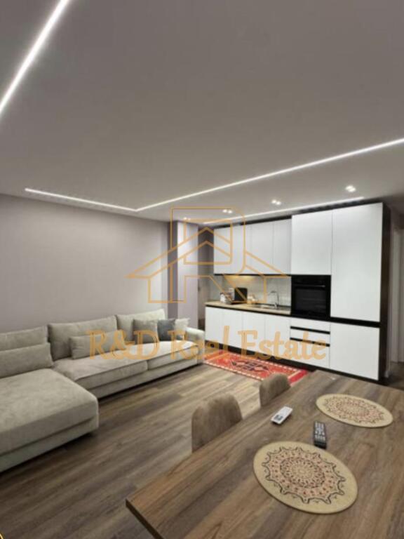 🏡 APARTAMENT ME QERA – Stacioni i Trenit