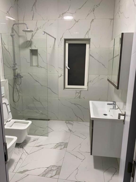 📣 QERA Apartament 1+1 me Parking (Pjese Vile) 📍Medreseja 🛣️ Rruga e "Dibres"💶 50.000 Leke/Muaj ✨