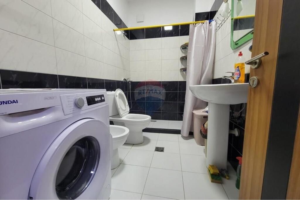 *1+1 me qera tek Tirana Golden Park*