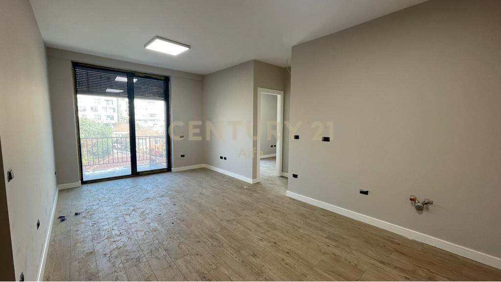Jepet me qira apartament 2+1+2 ballkone tek Shkolla e Kuqe! 650 € /Muaj