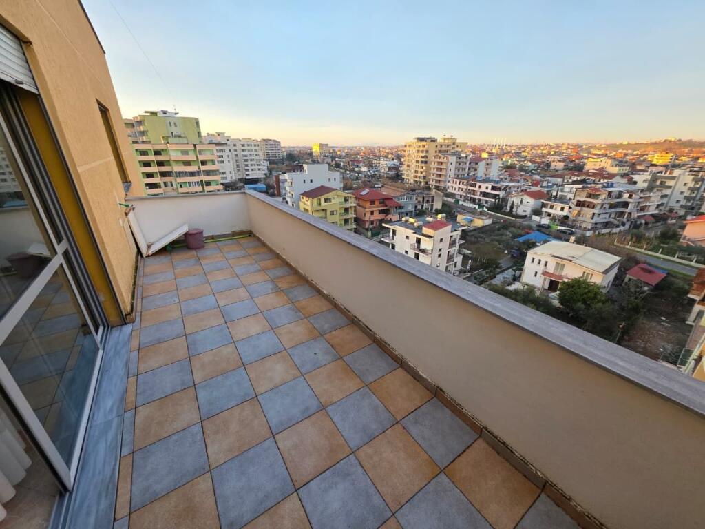 Shitet apartament 2+1 ne plazh
