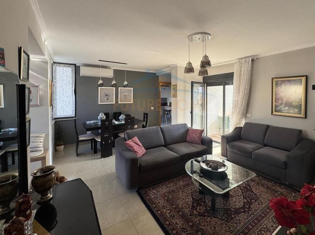 Shitet , Apartament 3+1+2 , Rruga e Kosovareve