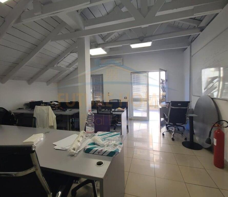 Qira, Ambient 2+1+2 , Duplex, Shallvaret,Tirane