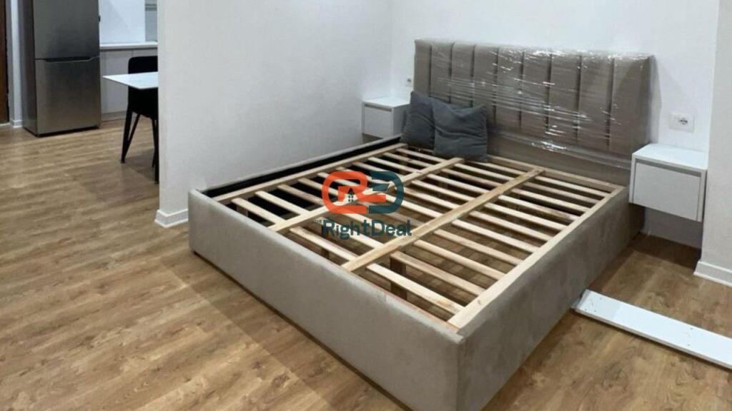 Tek Rruga E Barrikadave ,Jepet Me Qira Garsionere E Bollshme!!