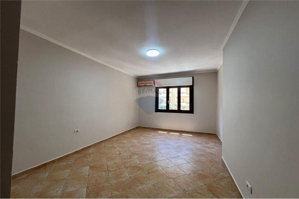 Apartament me qera te Lulishtja Komuna e Parisit