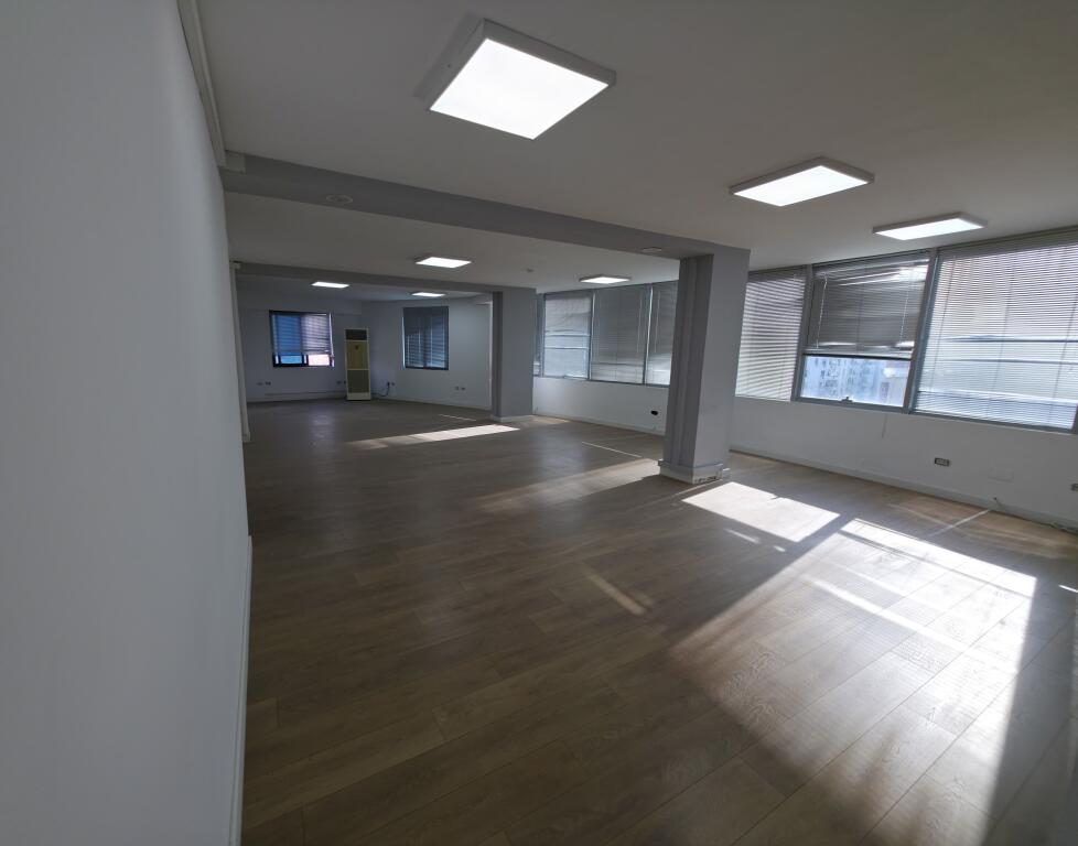 Zyrë me Qira – 370 m² te Usluga