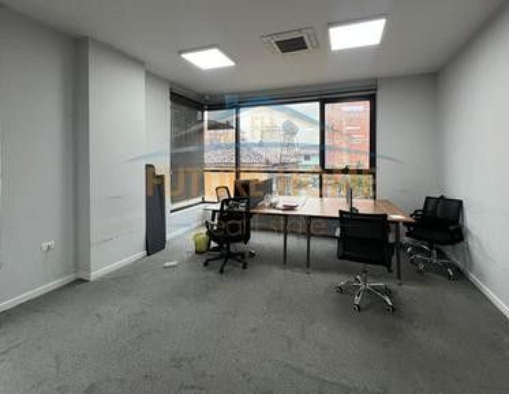 Qira, Ambient+2 Poste Parkimi, Rruga Hoxha Tahsim