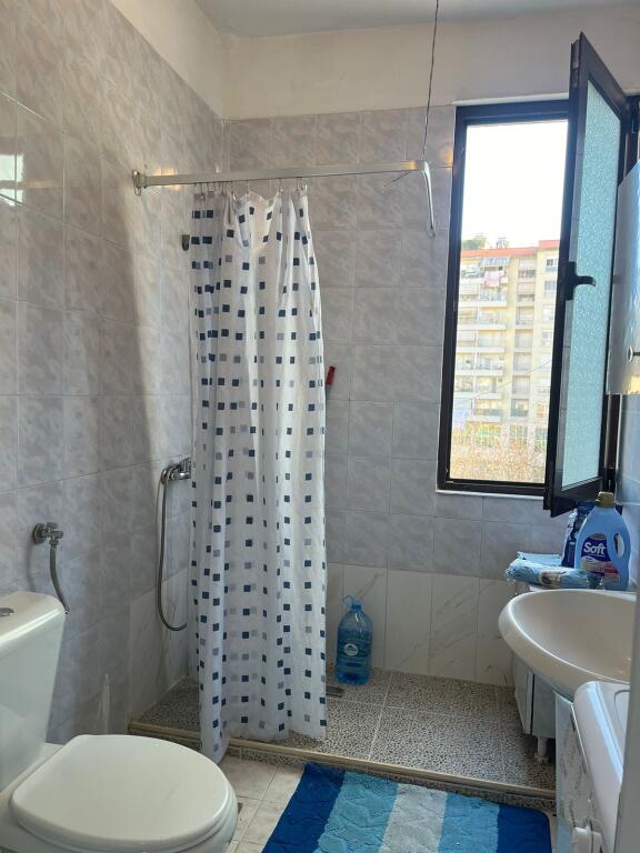 Jepet me qira apartament 2+1 me kuzhine ne vete, Zona Ali Demi