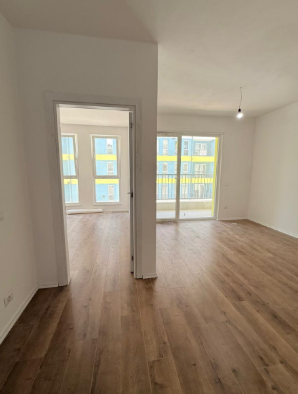 ▫️ SHITET APARTAMENT 1+1 – UNIVERS CITY  ▫️ Apartament i pozicionuar në Univers City, kompleks modern dhe shumë i kërkuar për banim dhe investim.  ▫️ Kati: 3 ▫️ Sipërfaqe: 59.77 m²  ▫️ Detaje shtesë: ▫️ Investim ekstra i kryer nga pronari ▫️ Planimetri funksionale ▫️ Ndriçim natyral dhe ambiente komode  ▫️ Çmimi: 7,600,000 Lekë ▫️ Çmimi me post parkimi: 8,500,000 Lekë  ▫️ Ideale për banim ose investim me kthim të sigurt.  ▫️ Për më shumë informacion ose për një vizitë në pronë: 📲 WhatsApp & Celular