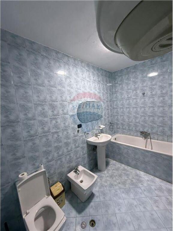 Apartament me qera te Lulishtja Komuna e Parisit