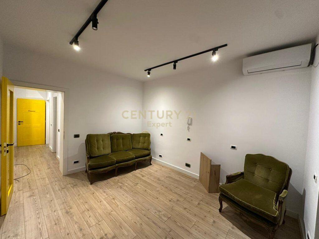 JAPIM ME QERA ZYRE MODERNE  POST PARKIMI TEK RRUGA E DURRESIT!
