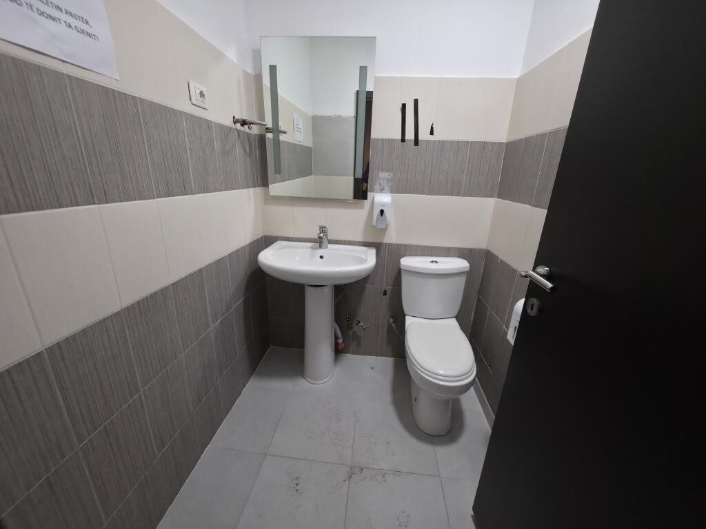 Zyrë me Qira – 370 m² te Usluga