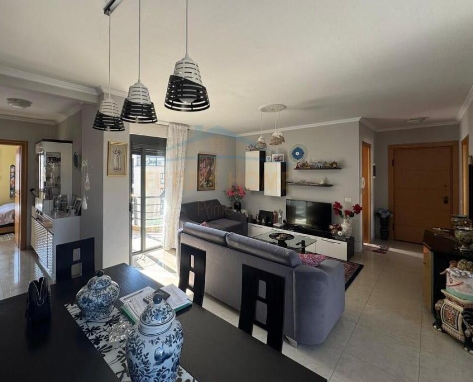 Shitet , Apartament 3+1+2 , Rruga e Kosovareve