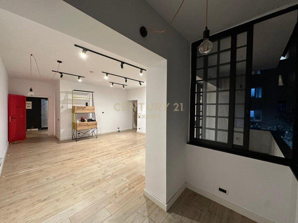 JAPIM ME QERA ZYRE MODERNE  POST PARKIMI TEK RRUGA E DURRESIT!
