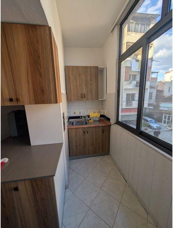 APARTAMENT 2+1 ME QIRA NE KRYQEZIMIN E ALI DEMIT! 700 € /Muaj