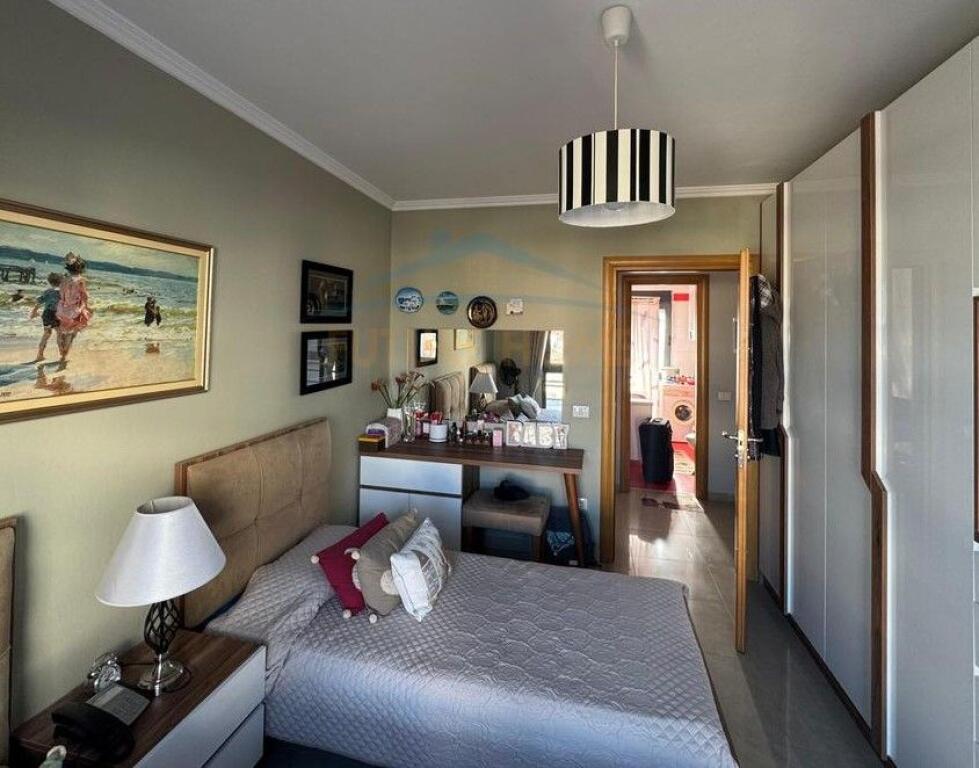 Shitet , Apartament 3+1+2 , Rruga e Kosovareve