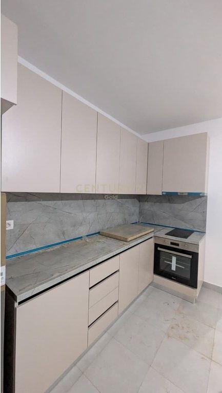 Jepet Me Qera Apartament 2+1+2 tek 5 Maji 500 € /Muaj