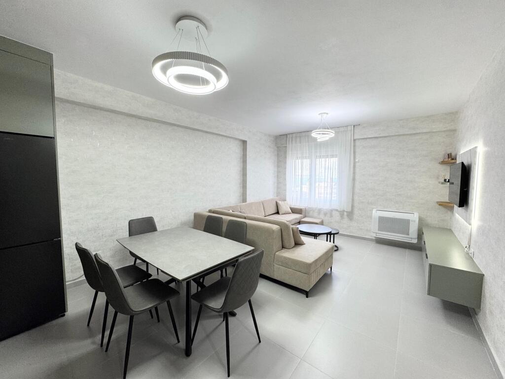 Shitet Apartament 2+1 në Golem,