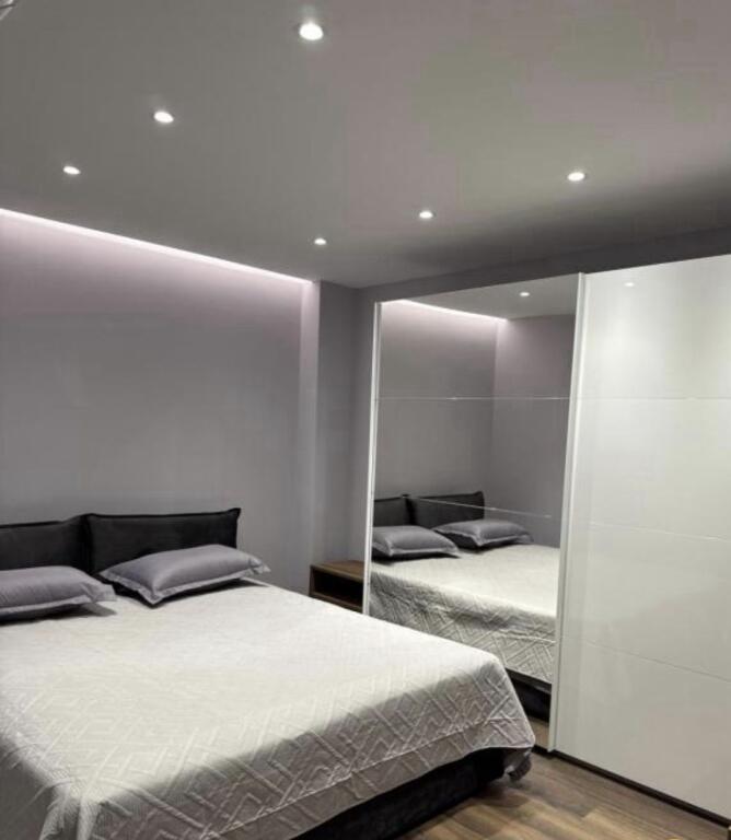 APARTAMENT ME QERA 1+1 STACIONI TRENIT 700 EURO