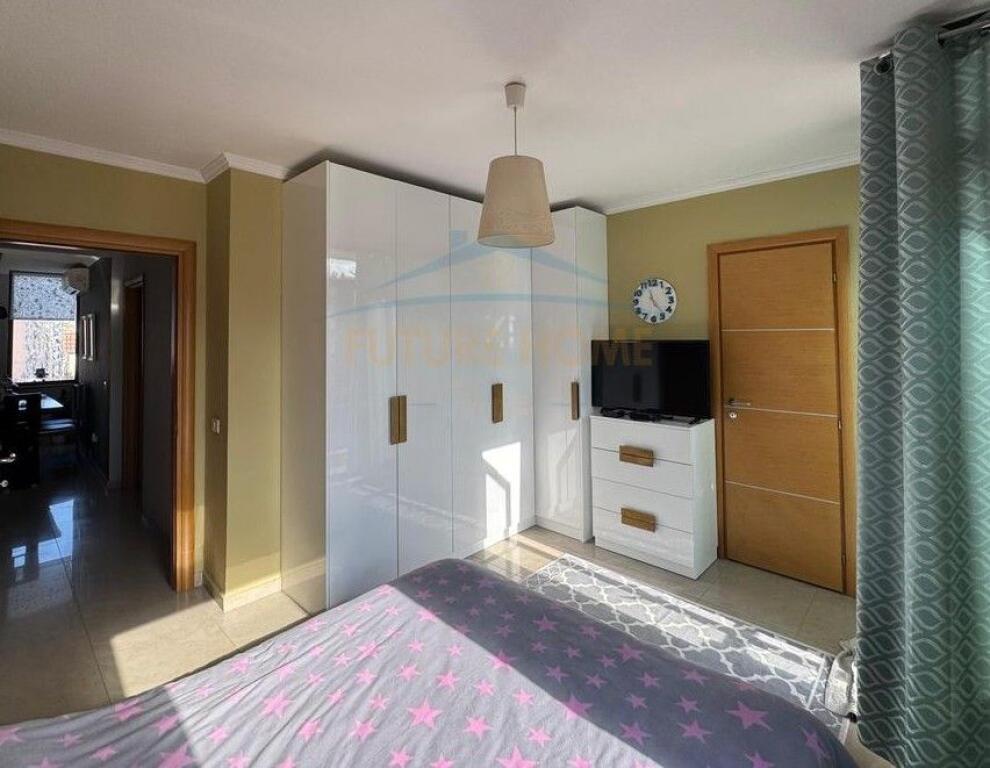 Shitet , Apartament 3+1+2 , Rruga e Kosovareve