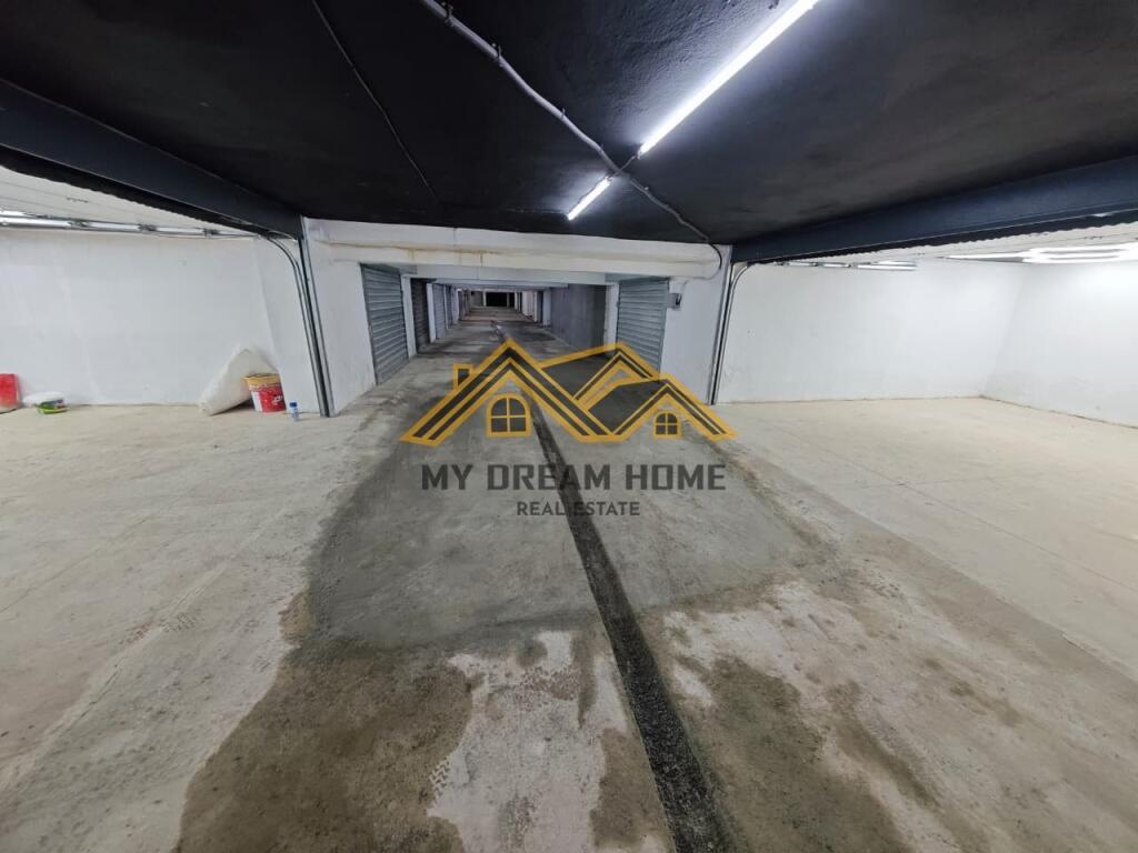 GARAZH PER 2 MAKINA NE QENDER DURRES, PER SHITJE !