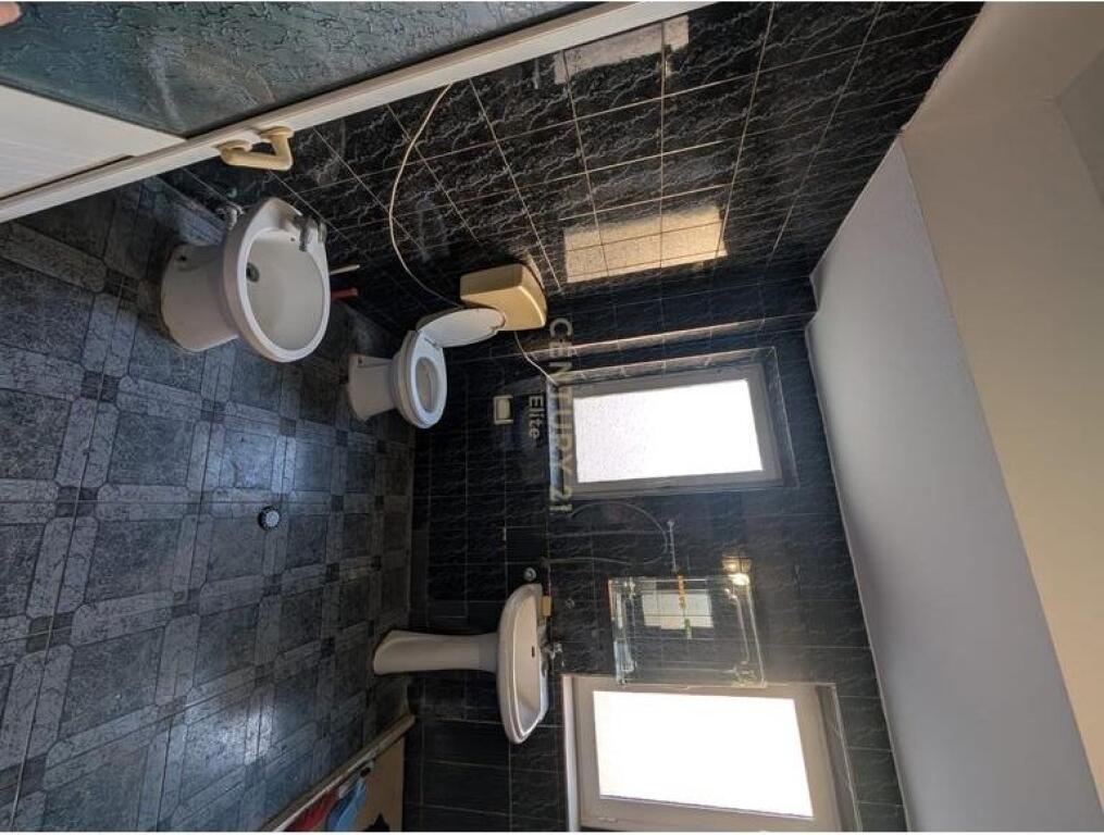 APARTAMENT 2+1 ME QIRA NE KRYQEZIMIN E ALI DEMIT