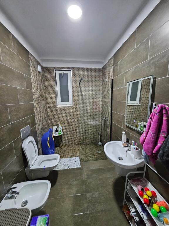 🏢Perballe Spitalit Amerikan 3,Rruga Bedri Karapici jepet me qera apartament 1+1,i mobiluar 45,000Leke