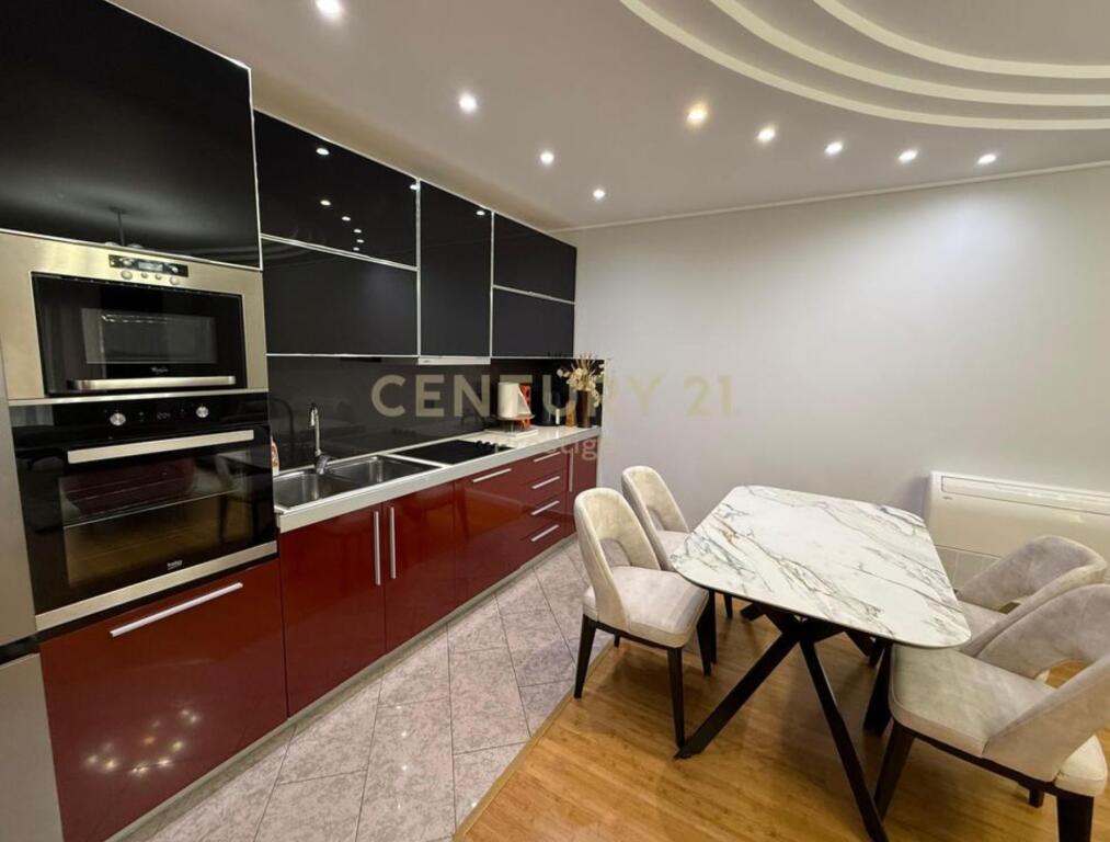 🌟 Jepet me Qira – Hapësirë 2+1+2 në Vend Premium pranë Ambasadës Amerikane