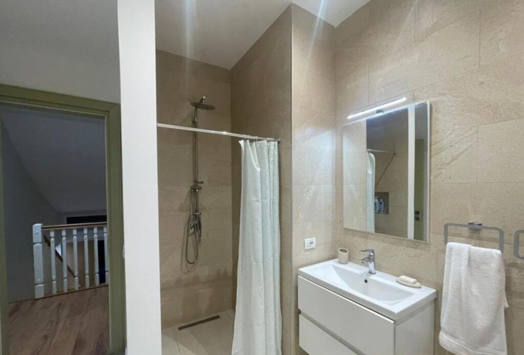 🌟 Jepet me Qira – Vilë e Mobiluar me Oborr në Prush, Tirane