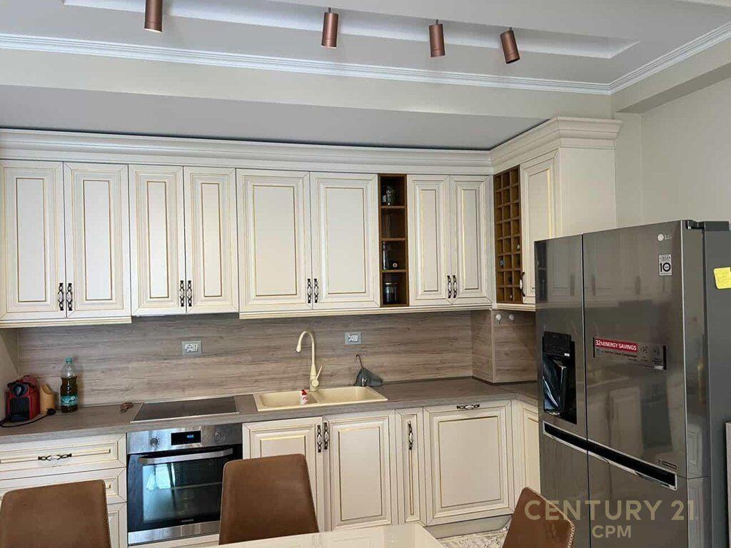 APARTAMENT PER SHITJE TE LIQENI I THATE 3+1+2 + 2 POSTE PARKIMI