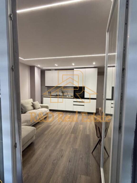 🏡 APARTAMENT ME QERA – Stacioni i Trenit