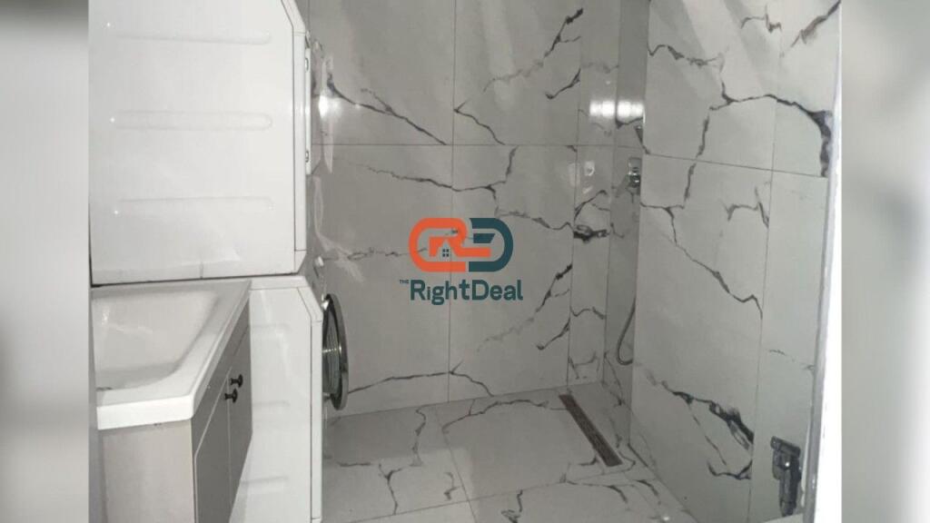 Tek Rruga E Barrikadave ,Jepet Me Qira Garsionere E Bollshme!!