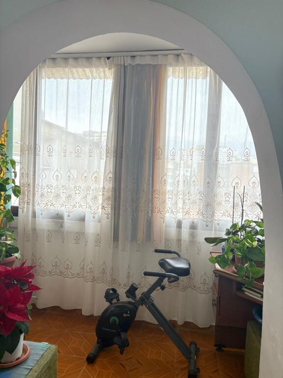 Shitet apartament 2+1 me kuzhinë më vete dhe depo
